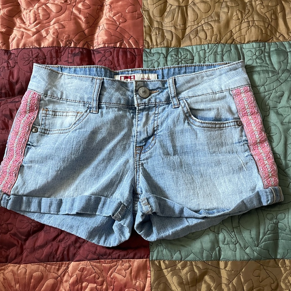 Lightwash Shorts With Details